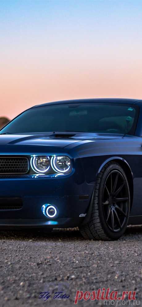Скачать обои на смартфон американская машина dodge challenger.