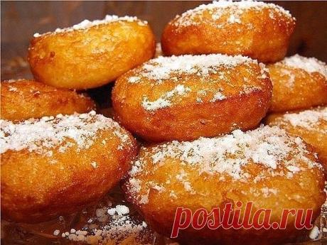 САМЫЕ ВКУСНЫЕ ПОНЧИКИ

Это самые вкусные пончики... которые я ела!
Уже 2 раза их делала - обалденные! Мягенькие , прямо воздушные, с хрустящей корочкой! Начинку можно любую класть, мне очень понравилось с инжировым повидлом, а еще будет вкусно со свежей малиной, перетертой с сахаром, можно с заварным кремом, как у автора...

Ингредиенты:

Тесто:
Молоко - 500 мл.
Яйца - 2 шт.
Масло сл. или маргарин - 125гр.
Сахар - 2 ст.л. + 1ч.л.
Соль - 1,5 ч.л.
Дрожжи сухие - 11 гр. (паке...