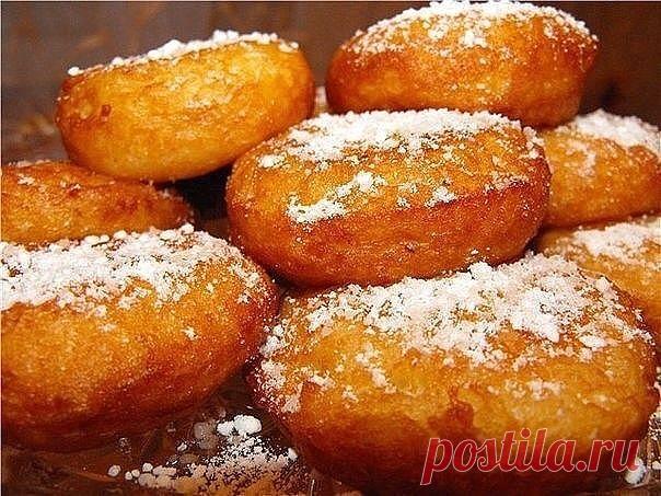 САМЫЕ ВКУСНЫЕ ПОНЧИКИ

Это самые вкусные пончики... которые я ела!
Уже 2 раза их делала - обалденные! Мягенькие , прямо воздушные, с хрустящей корочкой! Начинку можно любую класть, мне очень понравилось с инжировым повидлом, а еще будет вкусно со свежей малиной, перетертой с сахаром, можно с заварным кремом, как у автора...

Ингредиенты:

Тесто:
Молоко - 500 мл.
Яйца - 2 шт.
Масло сл. или маргарин - 125гр.
Сахар - 2 ст.л. + 1ч.л.
Соль - 1,5 ч.л.
Дрожжи сухие - 11 гр. (паке...