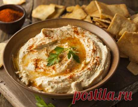 Хумус – 166 Ккал
Если вы никогда не пробовали хумус – срочно это исправьте. Это не слишком калорийный, но очень вкусный и полезный вариант закуски, который может стать альтернативой салату или даже полностью заменить ужин.
Для хумуса возьмите:
сухой нут 300 грамм;
100 грамм кунжута;
половину ч. л. зиры;
лимонный сок – 5 столовых ложек;
3 зубка чеснока;
оливковое масло;
соль.
Готовьте закуску так:
Нут промойте и замочите в воде на 12 часов. Слейте воду, залейте свежей и вар...