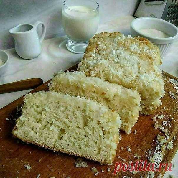 Кекс с кокосовой стружкой.

Ингредиенты для теста:
- 1 ст. кефира
- 1 яйцо
- 1,5 ст. муки
- 10 гр. разрыхлителя
- 0,5 ст. сахара
⠀
Ингредиенты для начинки:
- 100 гр. кокосовой стружки
- 0,5 ст. сахара
- ванильный сахар
⠀
Для пропитки:
- 0,5 ст. 20% сливок
⠀
Приготовление:
⠀
Яйцо растираю с сахаром, добавляю кефир и перемешиваю. Добавляю муку и разрыхлитель, снова хорошо перемешиваю. Готовое тесто перекладываю в смазанную подсолнечным маслом форму. Сверху на тесто выкладыва...