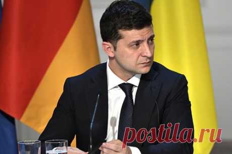 Зеленский обратился с призывом к мэрам украинских городов. Украинский лидер Владимир Зеленский обратился к мэрам городов Украины. «Хочу обратиться к главам громад и мэрам наших городов. Пожалуйста, следите чтобы энергия не тратилась зря. Это время — точно не время для ярких витрин и вывесок», — подчеркнул он в видеообращении.