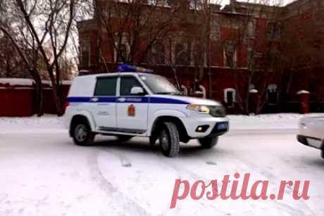 Полицейские задержали устроившую стрельбу в детском саду Красноярска девушку. Сотрудники МВД задержали 20-летнюю жительницу Красноярска, которая выстрелила из ружья в помещении детского сада. По данным полиции, подозреваемая произвела один выстрел в стену, после чего ее обезвредил работник дошкольного учреждения. Решается вопрос о возбуждении уголовного дела.