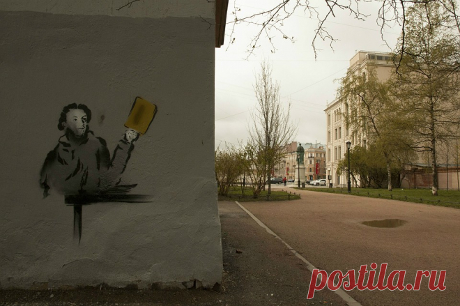 В День рождения спама в Петербурге появилось граффити с Пушкиным, разгребающим письма