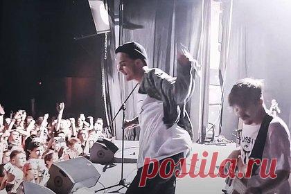 В Польше отменили концерты «Пошлой Молли» после призыва солиста учить русский. В Польше отменили концерты украинской группы «Пошлая Молли» после призыва солиста Кирилла Бледного к полякам учить русский язык. Отмечается, что выступления коллектива в Гданьске, Варшаве, Кракове, Познани и Вроцлаве, которые были запланированы на ноябрь и декабрь, не состоятся.