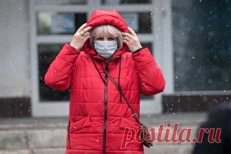 В регионах России зафиксировали подъем заболеваемости гриппом и COVID-19. В ряде субъектов РФ зафиксировали рост заболеваемости гриппом и COVID-19. В связи с этим министр здравоохранения России Мурашко призвал россиян пройти вакцинацию от гриппа. Также он сообщил, что вакцина от коронавируса «Спутник V» сейчас проходит новые клинические испытания.