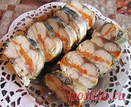 СКУМБРИЯ ПО-ЦАРСКИ 
вкуснейший деликатес своими руками. 

Ингредиенты: 
Свежемороженая скумбрия, 
вареная морковь, 
вареное яйцо, 
кусочек сала (лучше грудинки), 
25 г желатина, 
соль, 
перец - по вкусу. 

Приготовление: 

Подготовленную рыбу разделать на филе, чтобы получилось два одинаковых пласта. Солим, перчим. На одну половинку филе насыпать ровным слоем желатин, сверху тонко нарезанное сало, тоже по всей половине, слой натертой на крупной терке моркови, а сверху яйцо...
