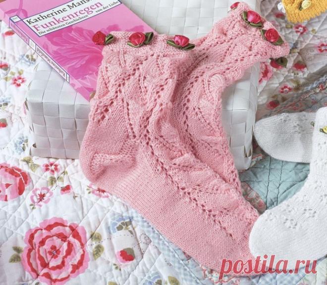 Розовые ажурные носки Размеры: 36/37 (38/39)ВАМ ПОТРЕБУЕТСЯПряжа (75% натуральной шерсти, 25% полиамида; 190 м/45 г + 5 г для отделки) – 100 г розовой; чулочные спицы № 2,5; 10 маленьких атласных розочек розового цвета диаметром по 30 мм.УЗОРЫ И СХЕМЫИЗНАНОЧНАЯ ПЛАТОЧНАЯ ВЯЗКАКруговые ряды: вязать попеременно...