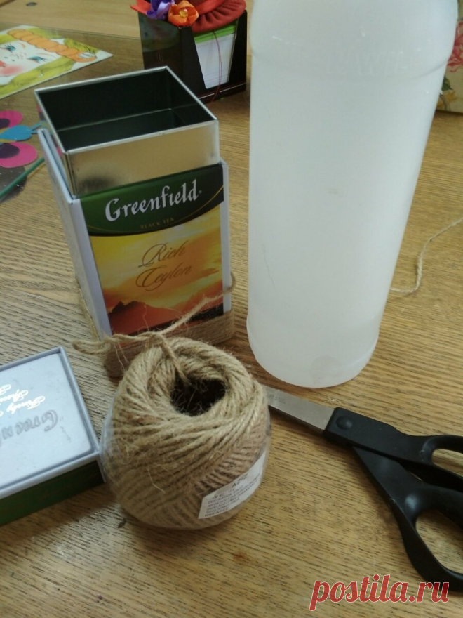 Поделка из жестяной банки, кусочков кружев, кусочков мешковины и джута.