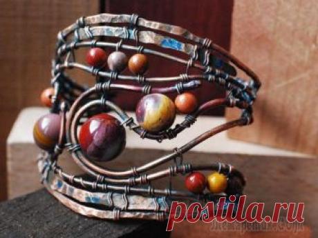 Создаём медный браслет с мукаитом Сложность: ниже средней
Время работы: 1 день Материалы: медная проволока, мукаит, молоток, газовая горелка, плоскогубцыСо слов автора. Предлагаю вашему вниманию мастер-класс по созданию широкого брасл...