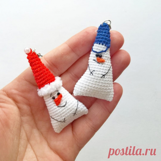 Брелки-снеговики крючком