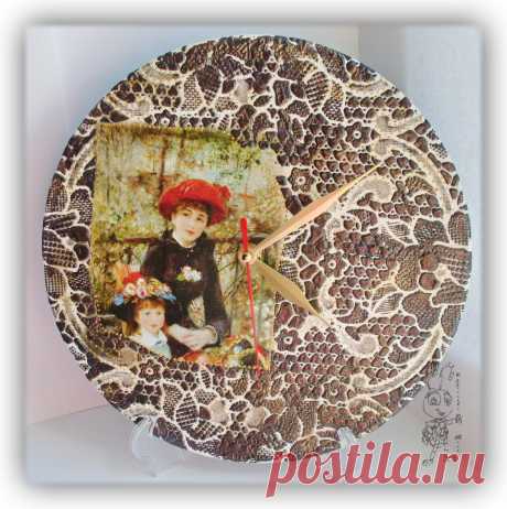 Короткая прическа,
Красива, холодна.
Со вкусом, но не броско
Одета. И одна
Присела у деревьев
И шарфик теребит.
И думает, наверно,
О том, кто к ней спешит.
В глазах – чуть-чуть печали,
Слегка задумчив взгляд.
Минуты убегали
С ручьем за старый сад.
И только ветер нежно
Смахнет слезинки с глаз.
Все ждет и ждет, с надеждой,
Свиданья светлый час.
Часы- это замечательный подарок для себя и своих близких, ни что не украсит ваш дом как оригинальные часы созданные с любовью.