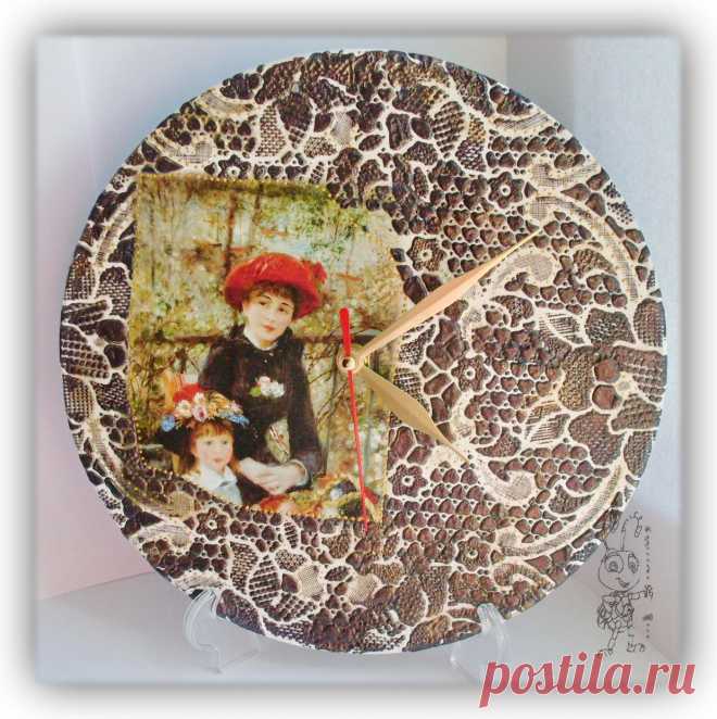 Короткая прическа,
Красива, холодна.
Со вкусом, но не броско
Одета. И одна
Присела у деревьев
И шарфик теребит.
И думает, наверно,
О том, кто к ней спешит.
В глазах – чуть-чуть печали,
Слегка задумчив взгляд.
Минуты убегали
С ручьем за старый сад.
И только ветер нежно
Смахнет слезинки с глаз.
Все ждет и ждет, с надеждой,
Свиданья светлый час.
Часы- это замечательный подарок для себя и своих близких, ни что не украсит ваш дом как оригинальные часы созданные с любовью.