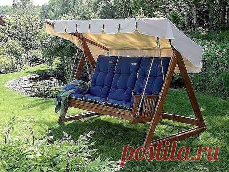 Апочему бы нам не сделать дачные качели своими руками? Приступим!
 
НАМ ПОНАДОБИТСЯ:
- 15 досок 25 ×100 мм длиной 2,5 м.
- 1 доска 50 ×150 мм длиной 2,5 м.
- 30 (примерно) саморезов 4,5 × 80 для древесины, золотистого цвета.
- 180 (примерно) саморезов 3,5 × 51 мм для древесины, золотистого цвета.
- 2 оцинкованных винта типа DIN 444 или с кольцом для строительных лесов 12×100 мм. С шайбами и гайками.
- 2 оцинкованных винта типа DIN 444 или с кольцом для строительных лесов 1...