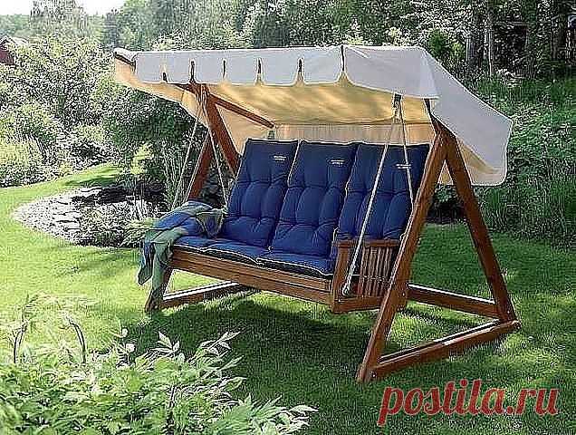 Апочему бы нам не сделать дачные качели своими руками? Приступим!
 
НАМ ПОНАДОБИТСЯ:
- 15 досок 25 ×100 мм длиной 2,5 м.
- 1 доска 50 ×150 мм длиной 2,5 м.
- 30 (примерно) саморезов 4,5 × 80 для древесины, золотистого цвета.
- 180 (примерно) саморезов 3,5 × 51 мм для древесины, золотистого цвета.
- 2 оцинкованных винта типа DIN 444 или с кольцом для строительных лесов 12×100 мм. С шайбами и гайками.
- 2 оцинкованных винта типа DIN 444 или с кольцом для строительных лесов 1...