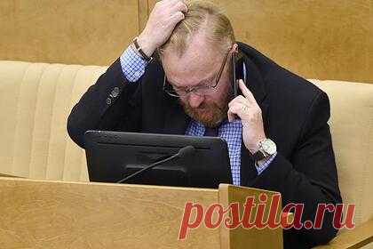 Милонов признался в желании в 60 лет «делать движ» или стать священником. Депутат Госдумы Виталий Милонов поделился планами на будущее. Он заявил, что в 60 лет видит себя районным чиновником, который «делает движ», или священником. По словам Милонова, он хотел бы разрушить «мифы о синих пиджаках» — управленцах, которые приезжают в деревню на Land Cruiser и начинают говорить с народом.