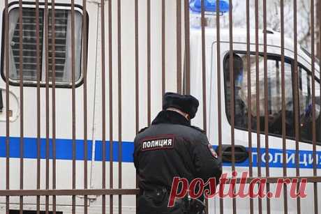 В России отчим получил девять лет колонии за издевательства над пасынком. В Москве суд приговорил 32-летнего мужчину к девяти годам лишения свободы за истязание пасынка, которому в результате побоев ампутировали пальцы рук. Он признан виновным по двум статьям об умышленном причинении вреда здоровью в отношении малолетнего и по статье за истязание несовершеннолетнего с особой жестокостью.