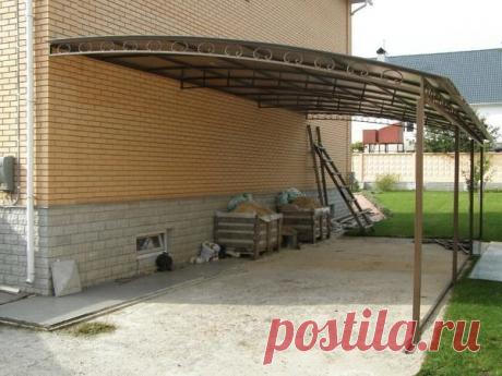 Односкатный навес из поликарбоната Конструкция односкатного навеса достаточно проста для монтажа своими руками. Она состоит из опорных столбов, стропильных ферм, обрешетки и собственно поликарбонатного покрытия. В строительных магазинах продают готовые комплекты для самостоятельной сборки, однако, самому рассчитать и сделать чертежи не на много сложнее. В процессе создания проекта учитываются следующие факторы: Уклон навеса. Этот параметр определяют, оценивая климатические условия […]
