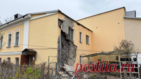 Пожилым жильцам российского дома-памятника с дырой в стене предложили скинуться на ремонт. В Калуге пожилым жителям дома-памятника, у которого дыра в стене, предложили оплатить ремонт. Об этом со ссылкой на жильцов сообщает Telegram-канал "Типичная Калуга". Инцидент произошел в старинном здании на улице Воскресенской ...