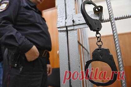 Банду осудили за похищения россиян и рэкет под видом борьбы с наркоторговцами. Иркутский областной суд вынес приговор семерым участникам вооруженной банды, занимавшейся похищениями людей под видом борьбы с наркоторговцами. Лидер группировки приговорен к 13 годам лишения свободы в колонии строгого режима, его сообщники получили от четырех до 11 лет. Троих участников банды ранее осудили.