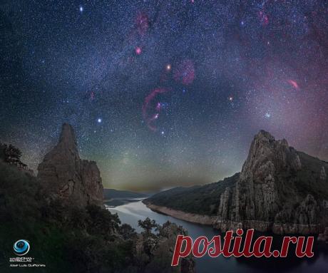 Тёмное зимнее небо над Национальным парком Монфрагу в Испании / Интересный космос