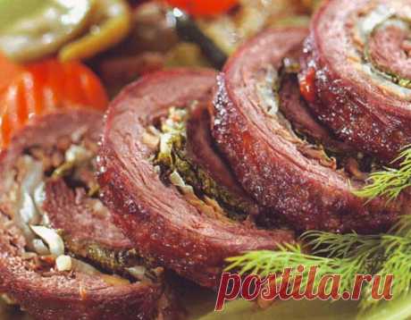 Мясной рулет с грибами Охлажденный рулет нарезать аккуратными ломтиками. Гарнируйте  блюдо жареными овощами или маринованными огурцами  и помидорами. Украсьте зеленью по вкусу.