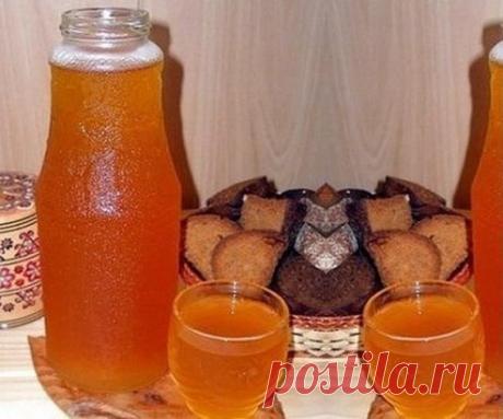 ДОМАШНИЙ КВАС , уже через 6 часов . 
Вкусно, быстро, обалденно, не отличить от бочкового !
5 литров холодной воды, 
2 столовых ложки цикория(обычного, без всяких добавок вкусовых)
чайную ложку лимонной кислоты
650 гр сахара (если любите менее сладкий, то сахара можно взять 400 гр) 
Всё соединим, и ставим на огонь чтоб закипело.
Как закипит, отключаем и пускай стоит охлаждается до парного молока 
Засыпаем пол пачки дрожжи (сафт момент,11-ти граммовая которая)
Стоит часа 3-4, чтоб появилась пена