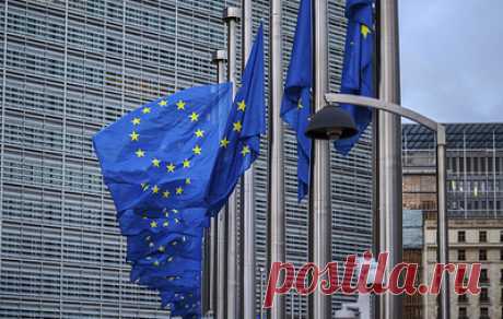 Politico: ЕС планирует создать фонд в €20 млрд для снабжения ВСУ в течение четырех лет. Издание отмечает, что такие ассигнования на поставки оружия являются &quot;тектоническим сдвигом&quot; для самовосприятия ЕС, который всегда позиционировал себя как мирный проект