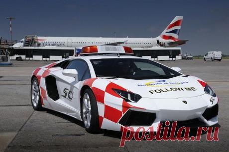 Суперкар Lamborghini Aventador на службе аэропорта Болоньи . Тут забавно !!!
