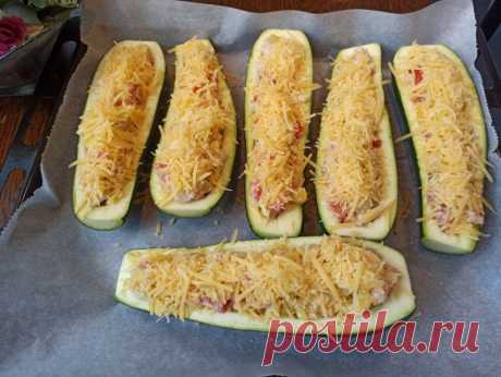 Лодочки из кабачков с куриным филе &nbsp; &nbsp;&nbsp;Всем привет! Вот что нужно готовить летом из молодых кабачков! Лодочки из кабачков, запеченные в духовке - очень вкусное, сочное и ароматное блюдо, а в сочетании с куриным филе ещё и сытное! Побалуйте своих домочадцев, приготовьте лодочки из кабачков с куриным филе и...