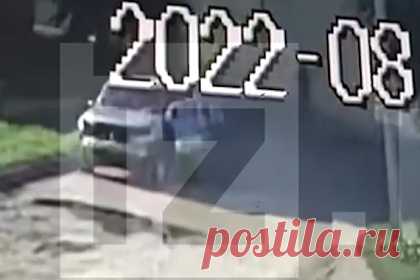 Появилось видео подрыва автомобиля главы Михайловки. Появилось видео, запечатлевшее момент подрыва автомобиля главы администрации населенного пункта Михайловка Запорожской области Ивана Сушко. О его гибели стало известно утром 24 августа. Взрывное устройство заложили под сиденье автомобиля, после детонации Сушко был тяжело ранен, доставлен в больницу, где и скончался.