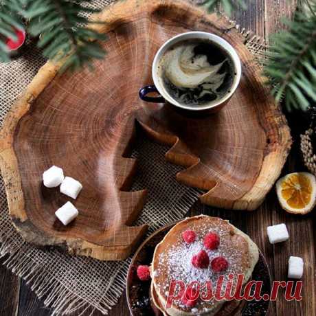 Вот вы спите, а мы уже завтракаем! Айда с нами блинчики банановые с клубничным вареньем :) Материал дуб, обработка масло льняное, диаметр 32×34, цена 1800 руб.