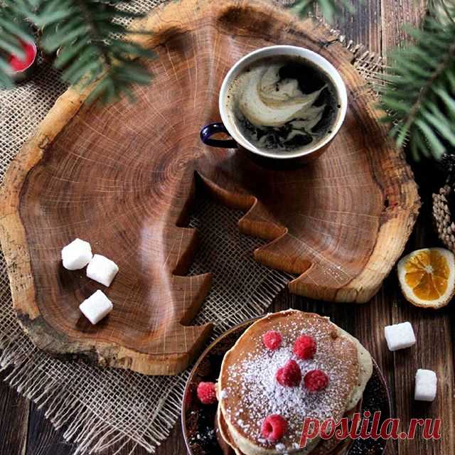 Вот вы спите, а мы уже завтракаем! Айда с нами блинчики банановые с клубничным вареньем :) Материал дуб, обработка масло льняное, диаметр 32×34, цена 1800 руб.