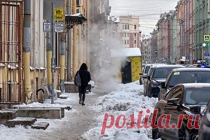 Глыба льда упала на коляску с ребенком в Петербурге. Это не первый случай, по одному из них возбуждено дело. Глыба льда упала с крыши на коляску с ребенком в Санкт-Петербурге, ребенок госпитализирован. Это уже не первый случай в Северной столице, по одному из них возбуждено уголовное дело. Мать с ребенком шла по Новочеркасскому проспекту в Красногвардейском районе Санкт-Петербурга, когда с крыши рухнула глыба льда.