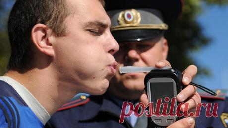 Алкотестер выявил в организме автомобилиста 0,6 промилле алкоголя, а по результатам анализа крови мужчина оказался трезв. Суд же посчитал, что водитель виновен, приговорил его к штрафу и лишил прав.