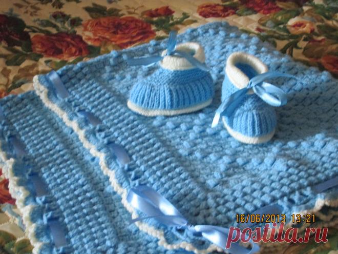 Одеяльце и пинетки для внука моей одноклассницы.