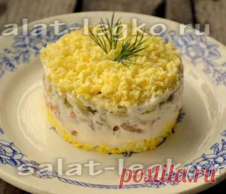 Салат с брюшками сёмги, яйцом и маринованным огурцом