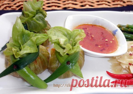 Капустные мешочки с соусом по-мексикански