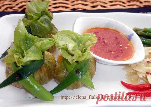 Капустные мешочки с соусом по-мексикански