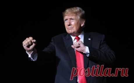 Трампа отпустили под залог после короткого ареста. Экс-президент США находился в тюрьме округа Фултон в Джорджии около 20 минут. Его отпустили под залог в $200 тыс. Власти Джорджии обвиняют Трампа во вмешательстве в президентские выборы в штате в 2020 году.