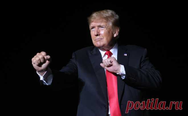 Трампа отпустили под залог после короткого ареста. Экс-президент США находился в тюрьме округа Фултон в Джорджии около 20 минут. Его отпустили под залог в $200 тыс. Власти Джорджии обвиняют Трампа во вмешательстве в президентские выборы в штате в 2020 году.