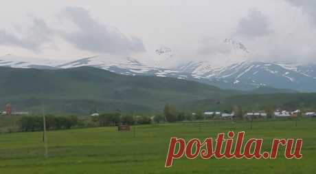 Հայոց հսկաների`ԱՐԱՐԱՏԻ եւ ԱՐԱԳԱԾԻ հովանու ներքո🌼
Ծանրաբեռնված ու հոգնեցուցիչ աշխատանխային խորհրդակցությունից հետո օրն առավել հաճելի ավարտ ունեցավ: Գործընկերներիս հետ ոչ միայն հաճելի ժամանակ անցկացրինք,այլև հիշողության գիրկն ուղարկվող գեղեցիկ լուսանկարներ ունեցանք մայիսյան ծաղկունք ապրող հայրենի Ապարանիս գեղատեսիլ բնաշխարհի գրկում`բիբլիական հաոց լեռների վեհաշուք տեսքով զմայլված.....