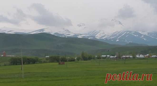 Հայոց հսկաների`ԱՐԱՐԱՏԻ եւ ԱՐԱԳԱԾԻ հովանու ներքո🌼
Ծանրաբեռնված ու հոգնեցուցիչ աշխատանխային խորհրդակցությունից հետո օրն առավել հաճելի ավարտ ունեցավ: Գործընկերներիս հետ ոչ միայն հաճելի ժամանակ անցկացրինք,այլև հիշողության գիրկն ուղարկվող գեղեցիկ լուսանկարներ ունեցանք մայիսյան ծաղկունք ապրող հայրենի Ապարանիս գեղատեսիլ բնաշխարհի գրկում`բիբլիական հաոց լեռների վեհաշուք տեսքով զմայլված.....