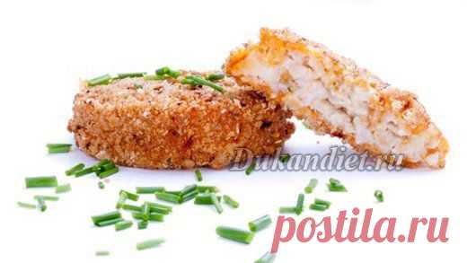 Рыбные котлеты с корочкой
1 яйцо,
½ банки консервированного тунца или лосося,
300г филе лосося или любой другой рыбы,
рубленный зеленый лук, порошок чесночный, любимые приправы, соль, перец,
2 ст. л. овсяных отрубей.
Порезать свежую рыбу на мелкие кусочки, перемешать с консервированной рыбой, сырым яйцом и приправами.
Сформировать котлеты, обвалять в отрубях. Смазать силиконовой кисточкой сковороду растительным маслом. Пожарить. Можно запечь в духовке, аэрогриле, пароварке.