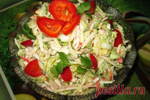 Ну просто вкусняшка, этот салатик из пекинской капусты с морепродуктами! "Салат из пекинской капусты с крабовыми палочками и икрой мойвы" Смотри рецепт на сайте...
