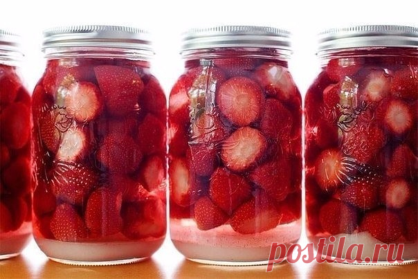 Ароматный ликер! Сильный вкус клубники и еле уловимая нотка лимона.
Нам пригодится:

0,5 кг спелой, сладкой клубники;
0,5 л водки или спирта, разведенного до 40-45%;
250-300 г сахара;
½ часть большенького лимона;
200 мл отстоянной воды.

Приготовление следующее:

Клубнику промываем, удаляем плодоножки и режем пополам (если ягоды крупные, то можно и на четвертинки).

Засыпаем клубнику в литровую банку и заливаем её водкой. При этом важно, чтобы все ягоды были покрыты водкой...