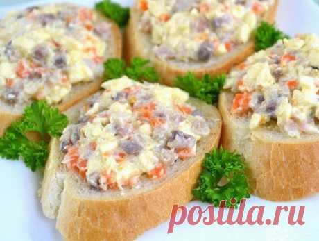 Закуска из селедки и плавленого сыра.