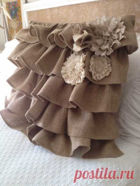 Burlap Ruffle Pillow with Burlap Flower от PaulaAndErika на Etsy