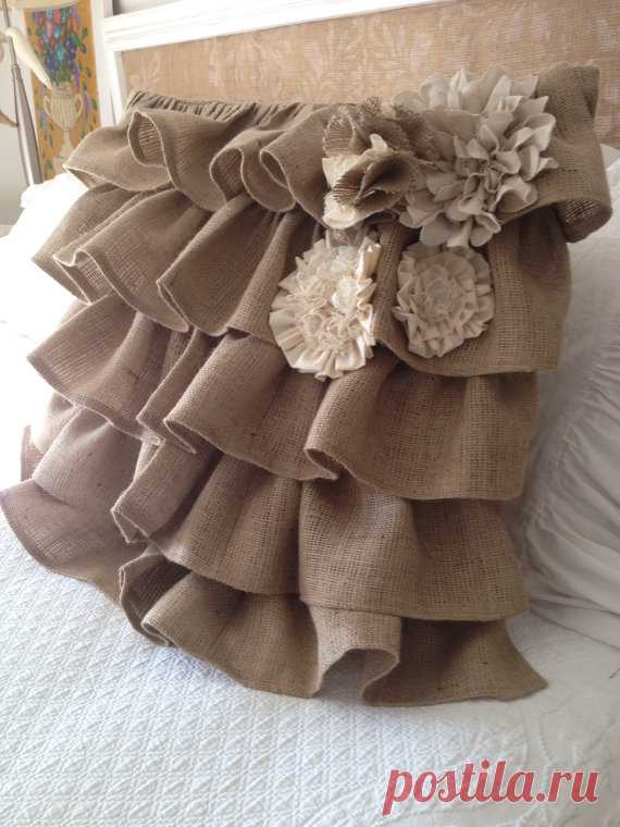 Burlap Ruffle Pillow with Burlap Flower от PaulaAndErika на Etsy