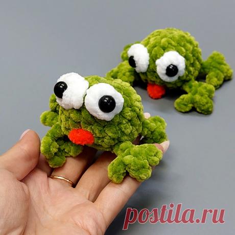 PDF Озорные лягушата крючком. FREE crochet pattern; Аmigurumi toy patterns. Амигуруми схемы и описания на русском. Вязаные игрушки и поделки своими руками #amimore - маленький лягушонок из плюшевой пряжи, плюшевая лягушка.